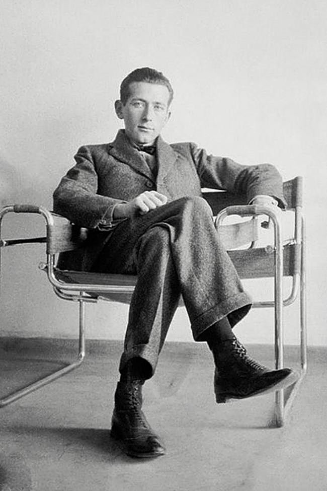 Marcel Breuer sentado en una silla B3.