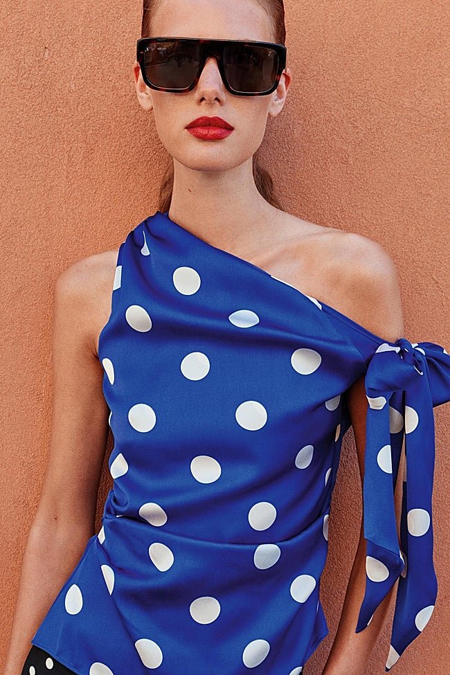 Top con estampado de lunares de Zara (22,99 euros)