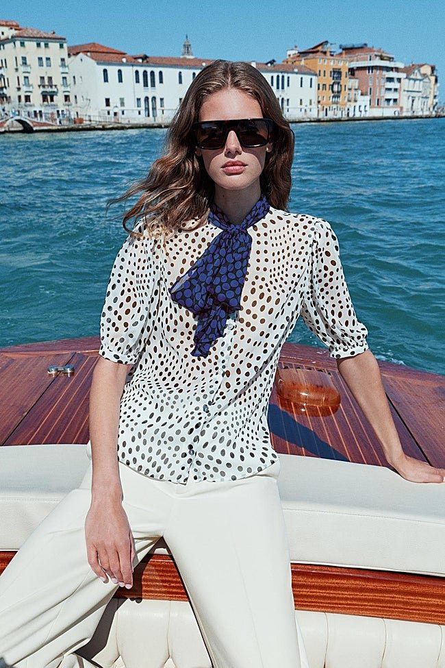 Blusa con estampado de lunares de Zara (25,99 euros)
