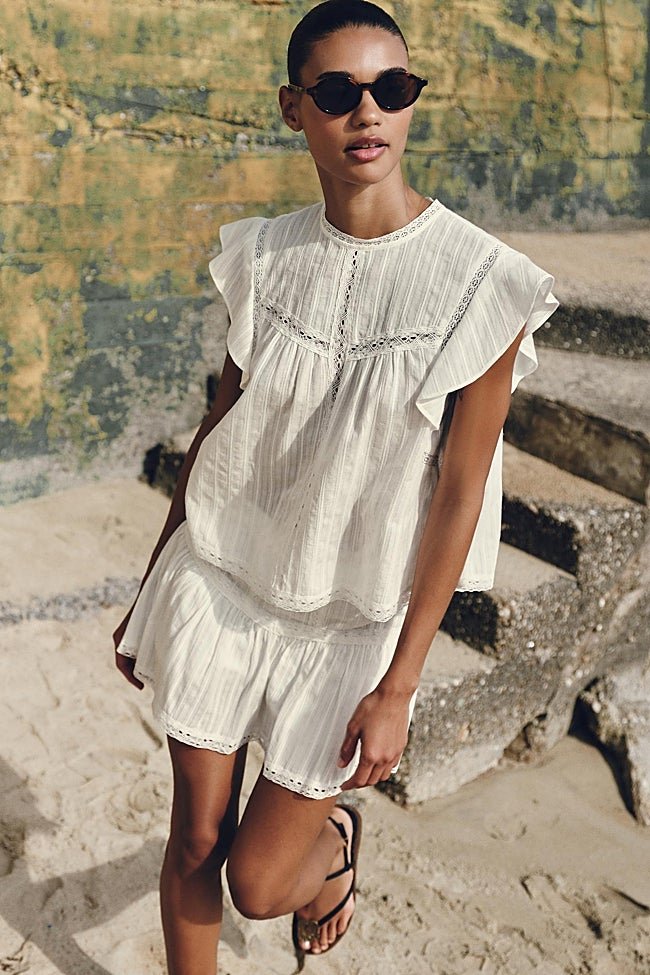 Falda blanca de Zara (22,99 euros)