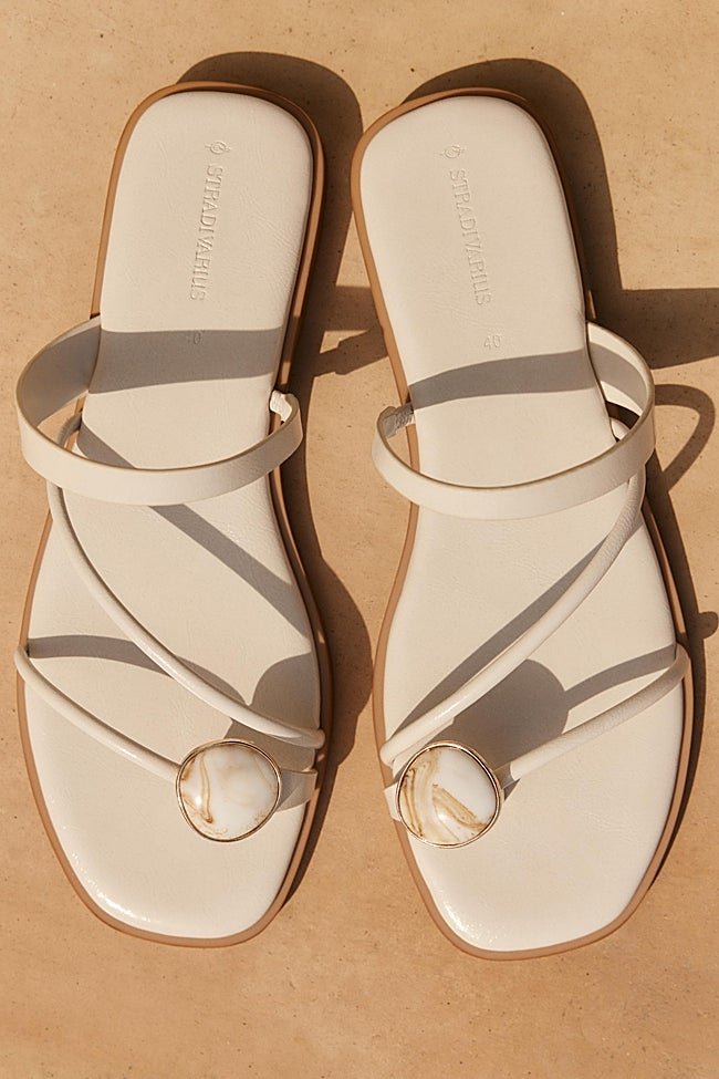 Sandalias planas de Stradivarius (25,99 euros)