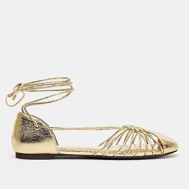Zapatos dorados de Zara (29,99 euros)