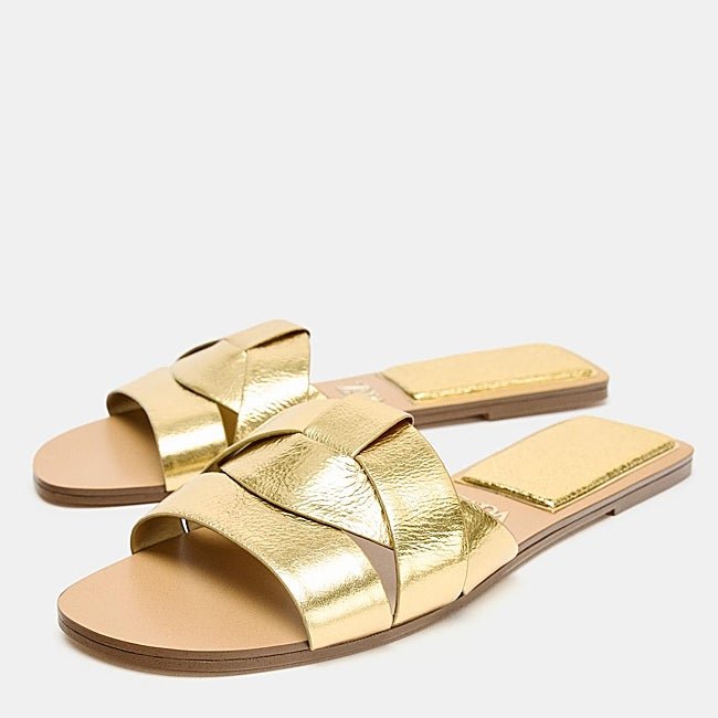 Sandalias doradas de Zara (25,99 euros)