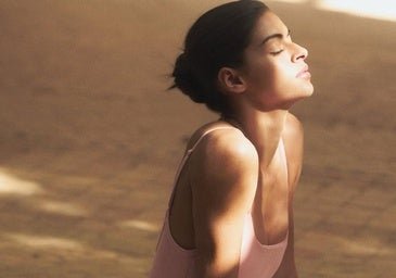 José Ballesta, instructor de yoga: «En el guerrero II, si no se activa la musculatura, la carga se traslada a la articulación»