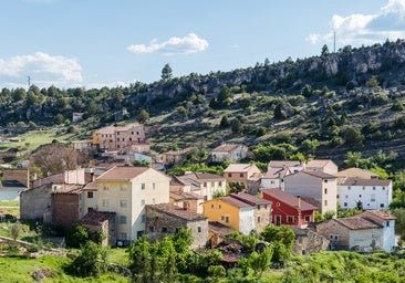 El pueblo de Guadalajara que tienes que visitar cuando vayas al Alto Tajo: casas típicas, una fuente legendaria y el irresistible encanto rural