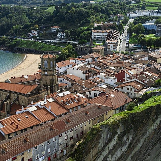 Getaria es una atalaya verde sobre el mar azul.