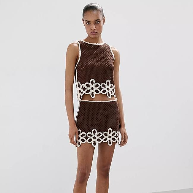 Conjunto de crochet marrón y blanco de Mango: falda 35,99 euros y top 35,99 euros.