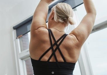 Postura del puente: el ejercicio de yoga que fortalece glúteos y protege la espalda si lo practicas cada día a los 50