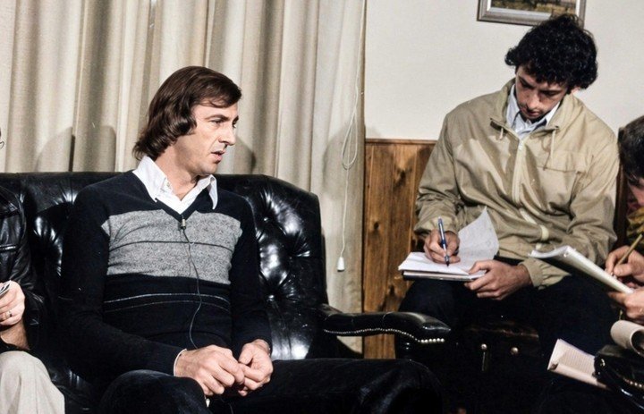 César Luis Menotti charla con periodistas en la previa del Mundial de Argentina 1978. Foto: Archivo Clarín