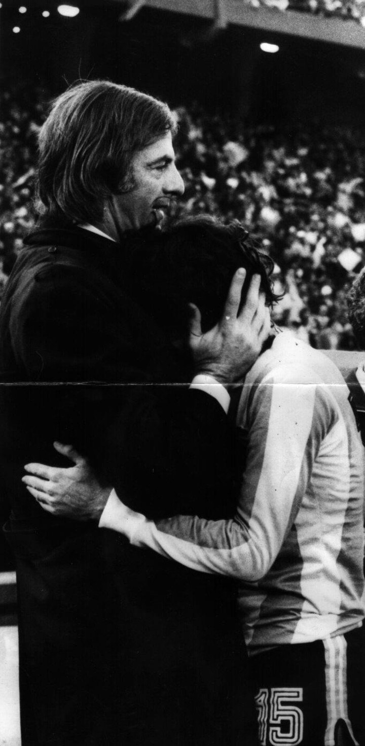 César Luis Menotti y el abrazo con Jorge Olguín. Foto: Archivo