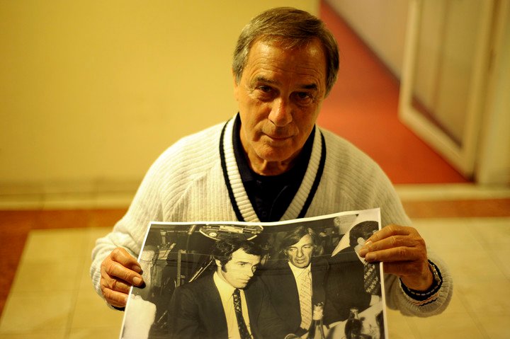 Roberto Marcos Saporit y una vieja foto con César Luis Menotti. Foto: Maxi Failla