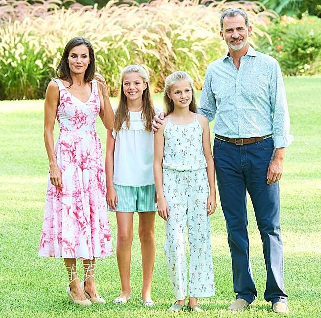 Los reyes posan con sus hijas en los jardines de Marivent durante sus vacaciones de verano de 2019