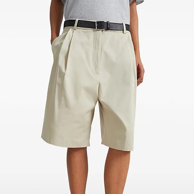 Bermudas beige de pinzas de The Frankie Shop, 152 euros.