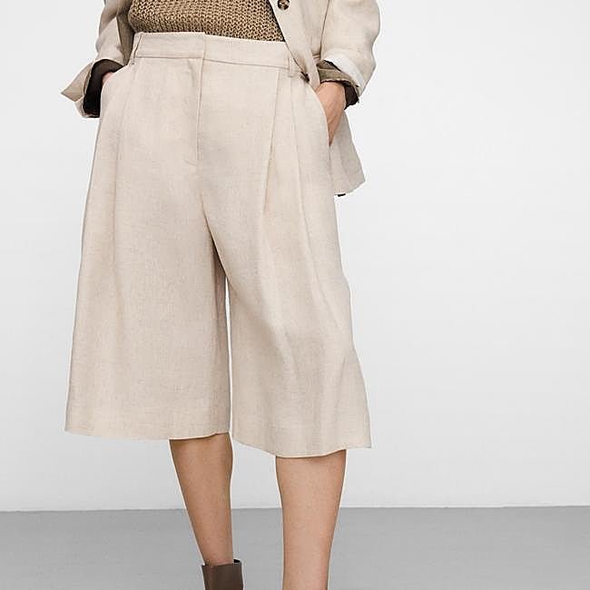 Bermudas de lino beige de Adolfo Domínguez, 169 euros.