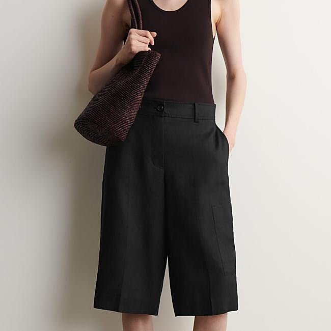 Bermudas negras minimalistas de COS, 89 euros.