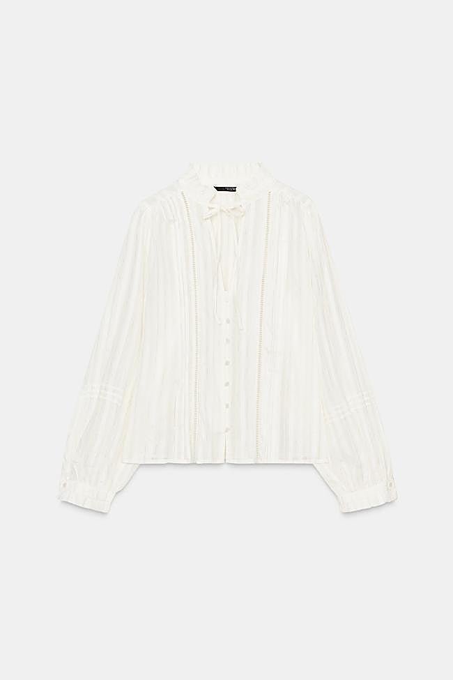 Blusa blanca de encaje de Zara.
