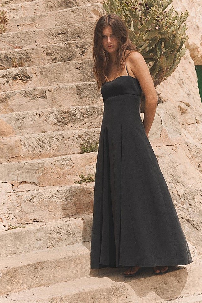 Vestido negro de Zara (35,99 euros)