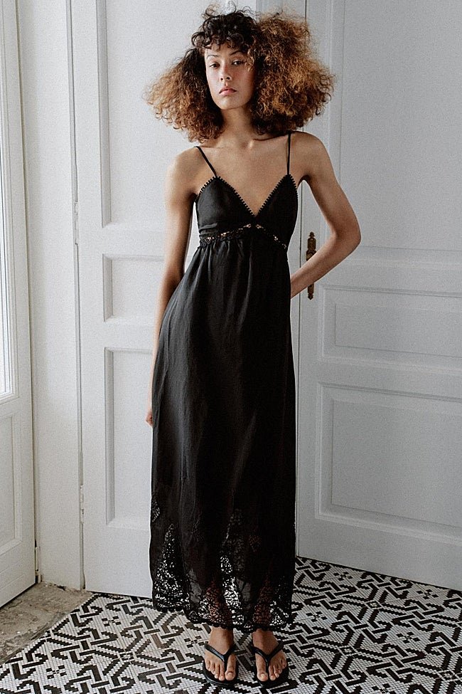 Vestido negro de Zara (39,99 euros)