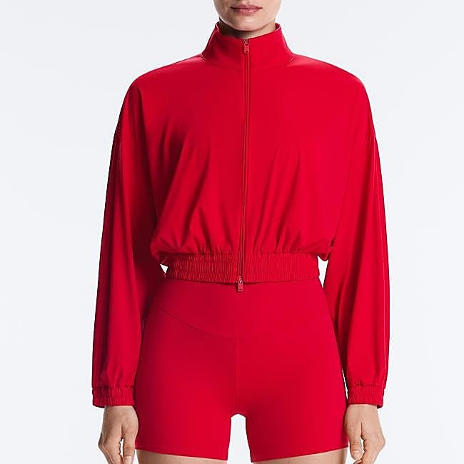 Chaqueta técnica roja de Oysho, 39,99 euros.