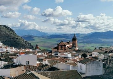 El rincón de Málaga perfecto para desconectar: un pueblo blanco escondido entre montañas, con castillo y cerca del mar