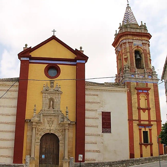 La iglesia de San Sebastián destaca por su torre y su colorido.