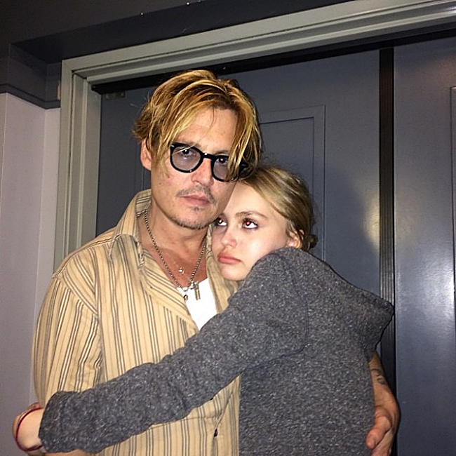 Lily-Rose Depp abraza a su padre, el actor Johnny Depp.