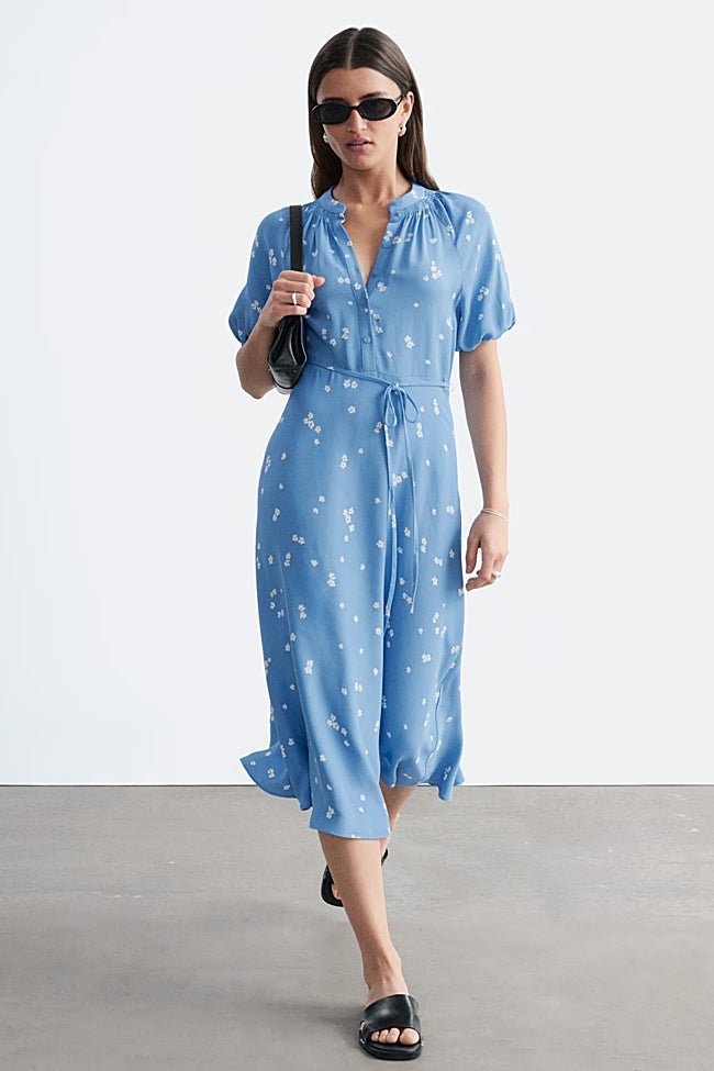 Vestido estampado de & Other Stories (89 euros)