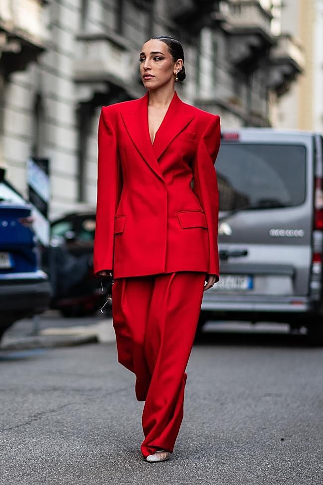 Un look con traje rojo.