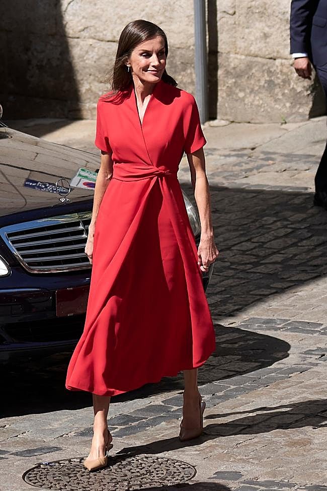 La reina Letizia ha elegido este vestido rojo en una de sus últimas apariciones públicas.