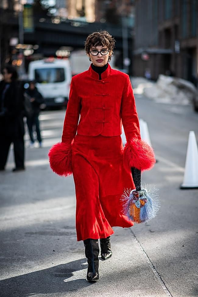 Un look rojo con botas negras.
