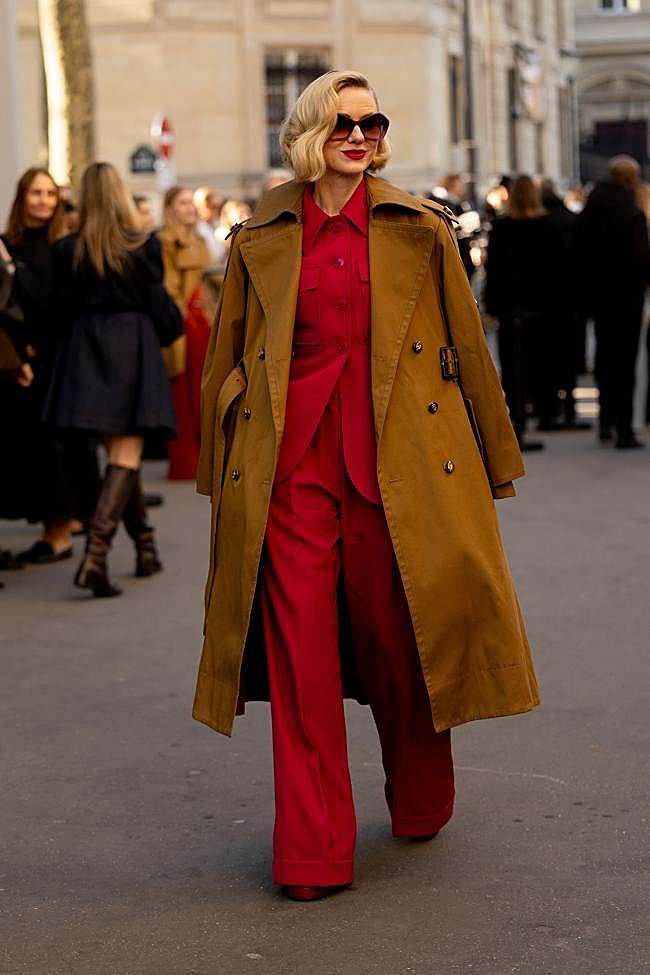 naomi Watts combina el rojo con el cámel.