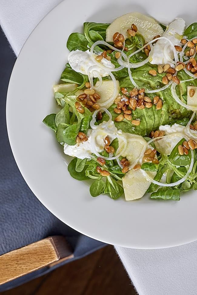 La ensalada de aguacate, manzana y piñones de La Ancha, una opción ideal y refrecante para degustar este verano.