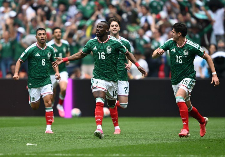 Julián Andrés Quiñones festeja durante el partido inaugural del Grupo. (Xinhua/Wu Wei).