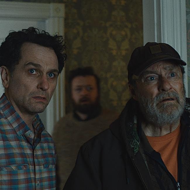 Matthew Rhys, el alcalde, y Stephen Root, el vecino molesto, en una imagen de La maldición de Widow's Bay.