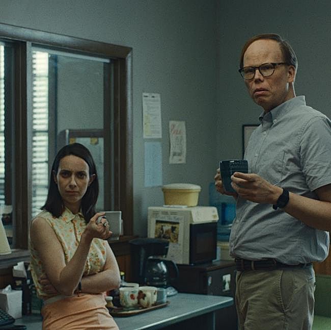 Kate O'Flynn y Jeff Hiller como Patricia y Dale, dos de los funcionarios de Widow's Bay que tienen que trabajar con alcalde entusiasta.