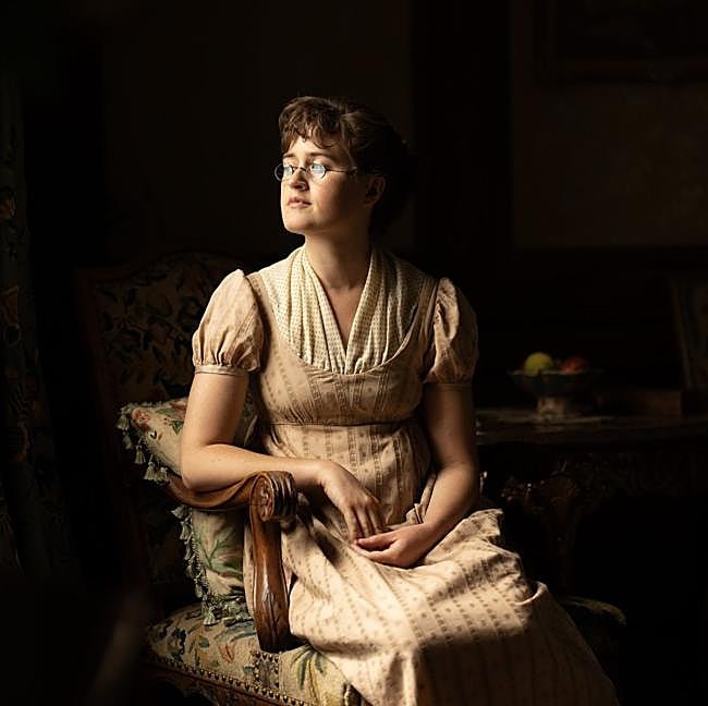Ella Bruccoleri como Mary Bennet en una imagen de la miniserie La otra hermana Bennet.