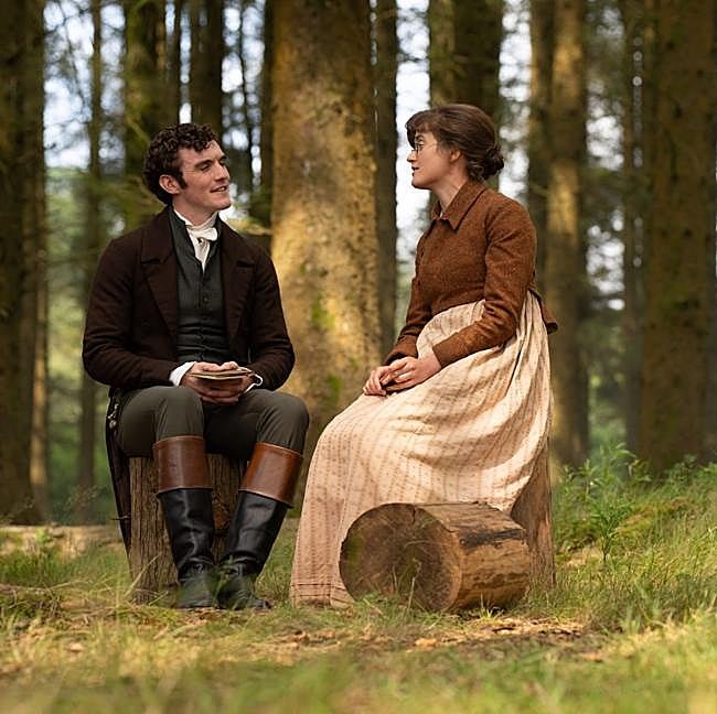 Dónal Finn y Ella Bruccoleri en una imagen de la miniserie británica La otra hermana Bennet.