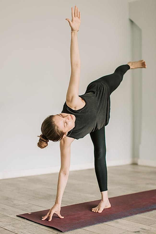 La postura de la media luna en yoga.