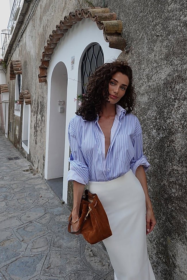 Camisa azul + falda midi