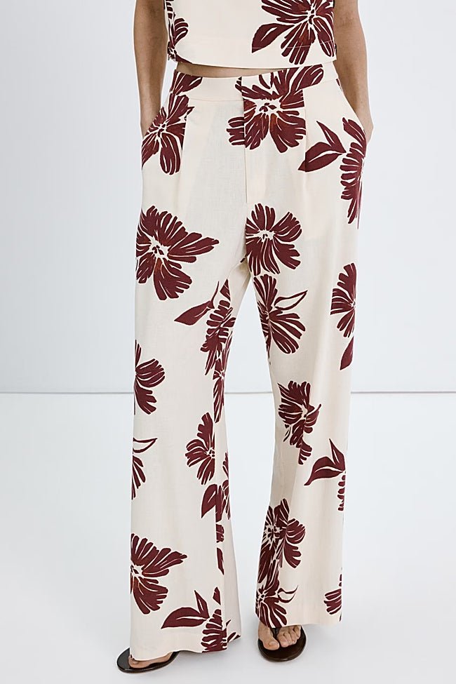 Pantalón estampado con flores de Mango (35,99 euros)