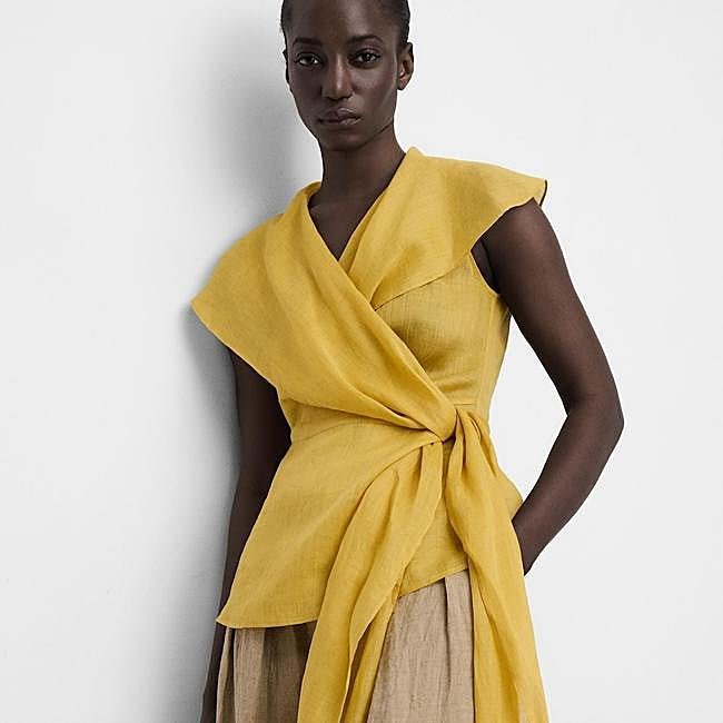 Blusa amarilla de Adolfo Domínguez, 149 euros.