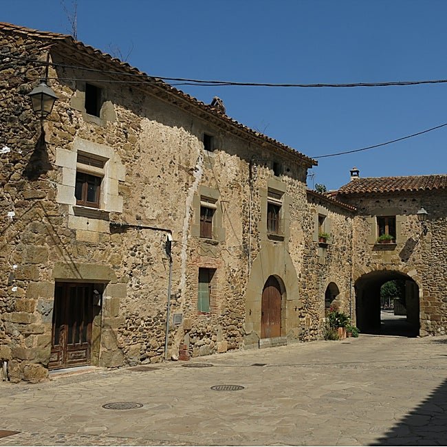 Púbol es el pueblo medieval donde se alza el famoso castillo de Gala.
