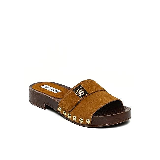Zuecos con detalle de ante en marrón de Steve Madden.