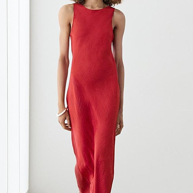 Vestido satinado rojo de Massimo Dutti, 89,95 euros.