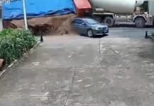 Segundos de pánico: enorme camión se viene abajo y ‘entierra’ a un coche en movimiento (VIDEO)