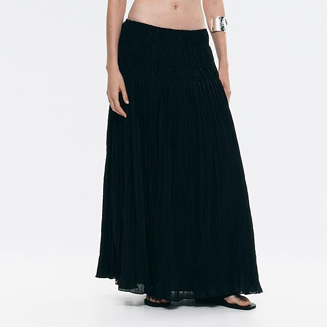 Falda larga negra fluida de H&M, 59,99 euros.