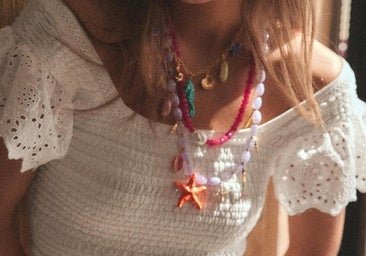 Collares de cuentas, la tendencia favorita de las más elegantes cuando suben las temperaturas y que transforman tus looks más sencillos