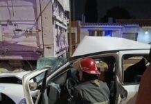 Accidente en Córdoba: un auto chocó contra el acoplado de un camión en barrio Los Plátanos