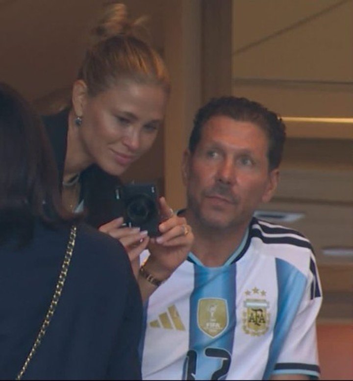 El Cholo Simeone, con la camiseta de su hijo.