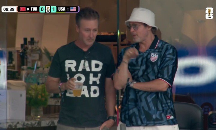 Edward Norton y Brad Pitt en el SoFi Stadium de Los Ángeles.